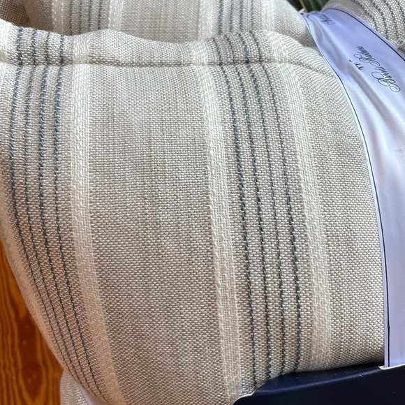 🎉HP🎉BROOKS BROTHERS Set of 2 Indoor/Outdoor Decorative Fade Resistant Pillows! - Picture 4 of 16